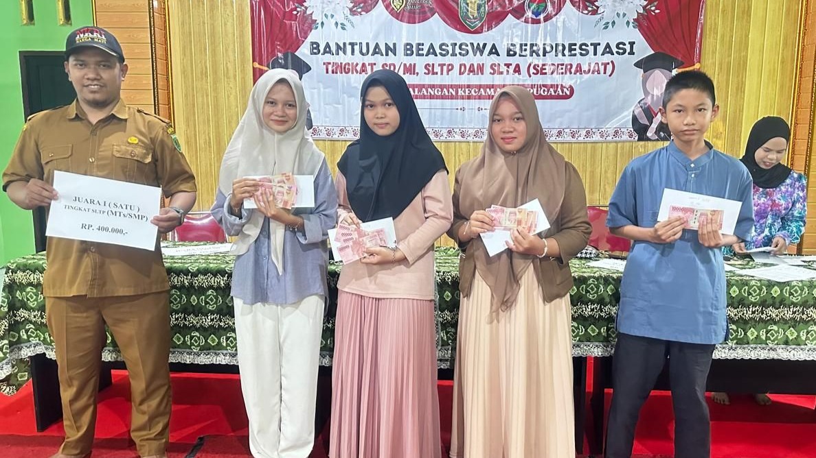 Penyaluran Beasiswa Pelajar Berprestasi, Bukti Komitmen Desa Halangan terhadap Pendidikan